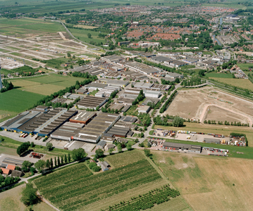 838510 Luchtfoto van het bedrijventerrein Over Oudland te IJsselstein uit het zuidwesten, met op de achtergrond de ...